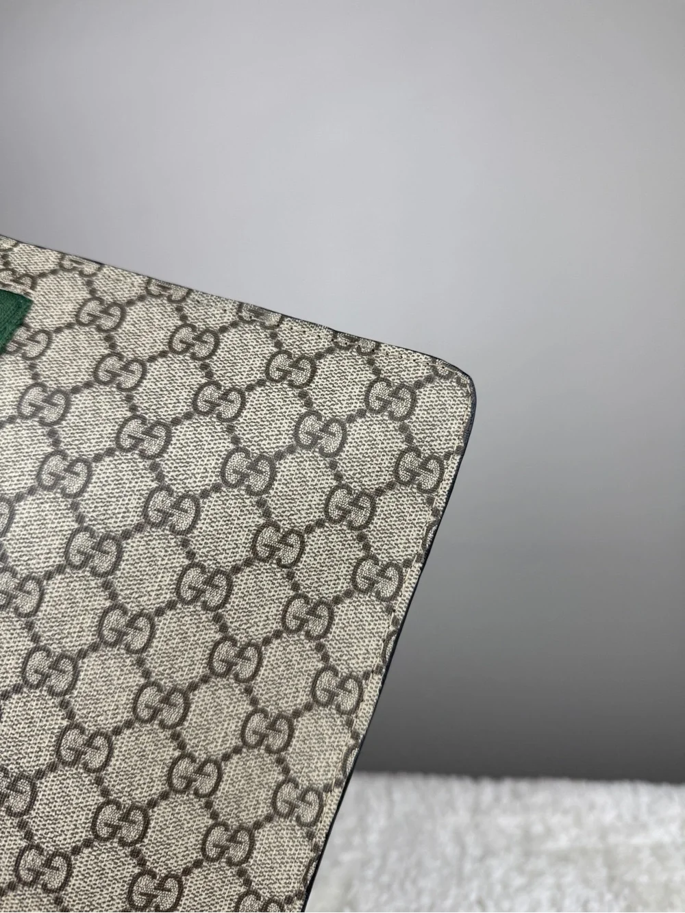 Gucci Wristlet clutch Beige GG Supreme Canvas Pouch with Red & Green Web